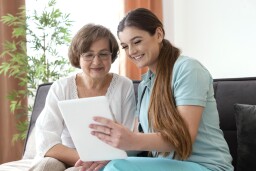 2 femmes avec tablette