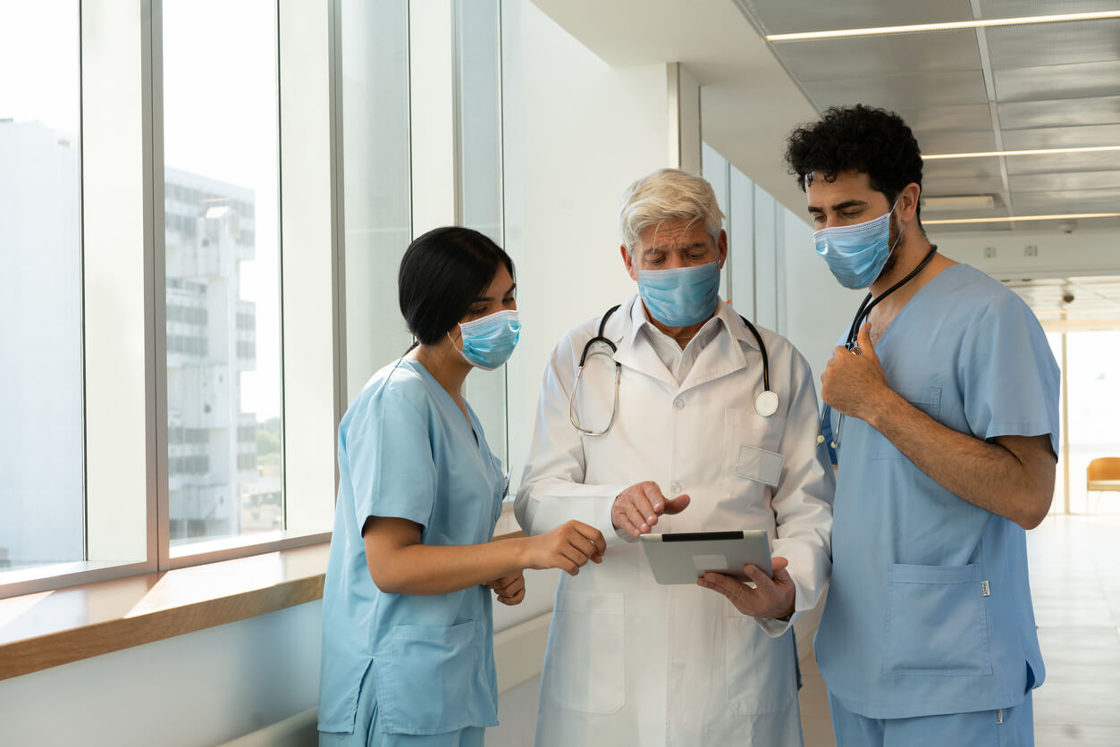 Photo soignants couloir hôpital tablette