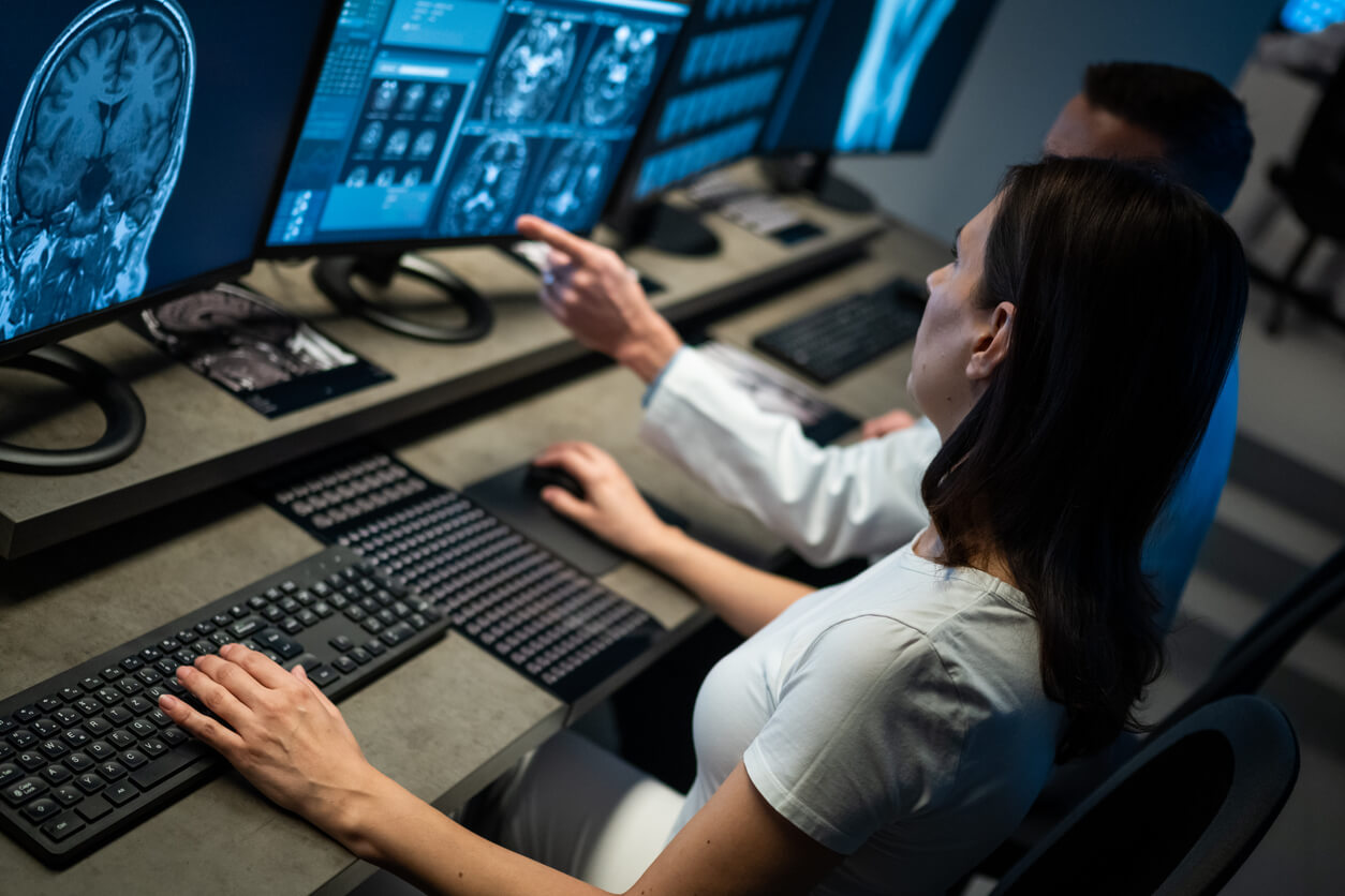 Photo ordinateur et personnel soignant