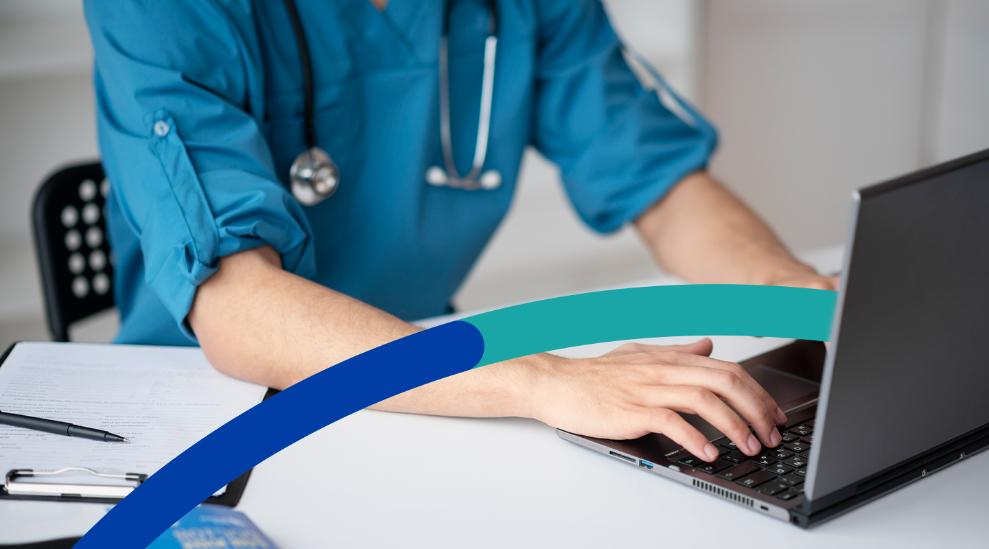 Professionnel médical avec ordinateur